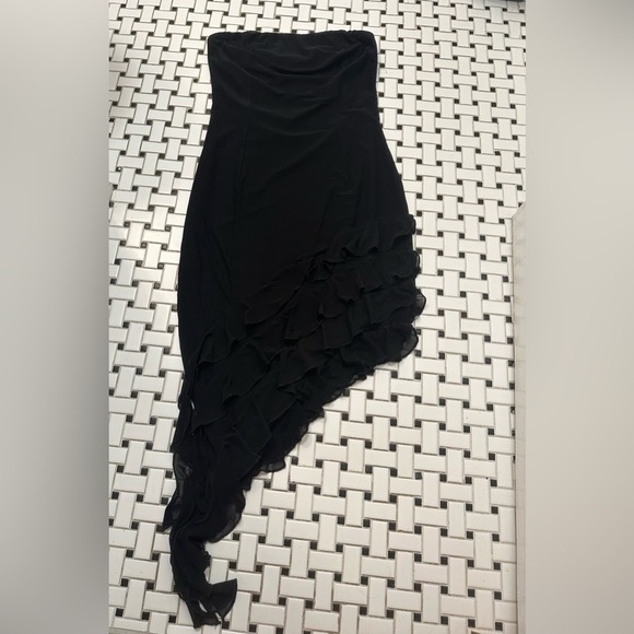 Elegant Black Strapless Dress - Picture 2 of 7